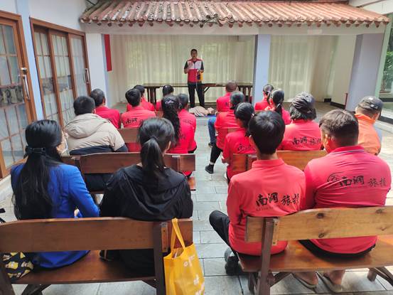 人人学急救 急救为人人——开远市红十字会应急救护培训进南洞公园景区- (1)