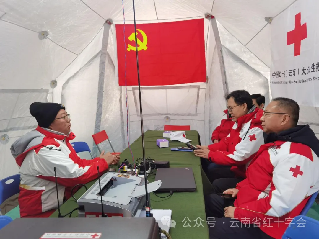 中国红十字会党组成员、副会长孙硕鹏检查云南救援队工作