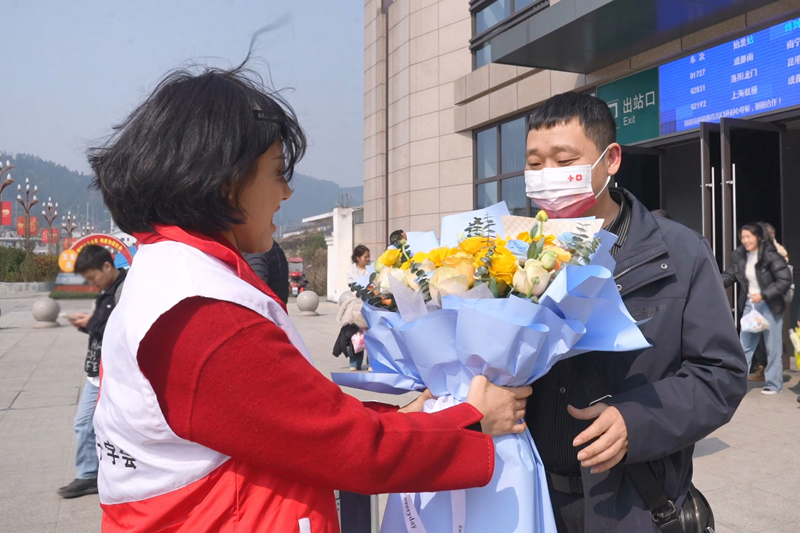 3月1日，威信县红十字会工作人员在威信站欢迎鲁聪回家