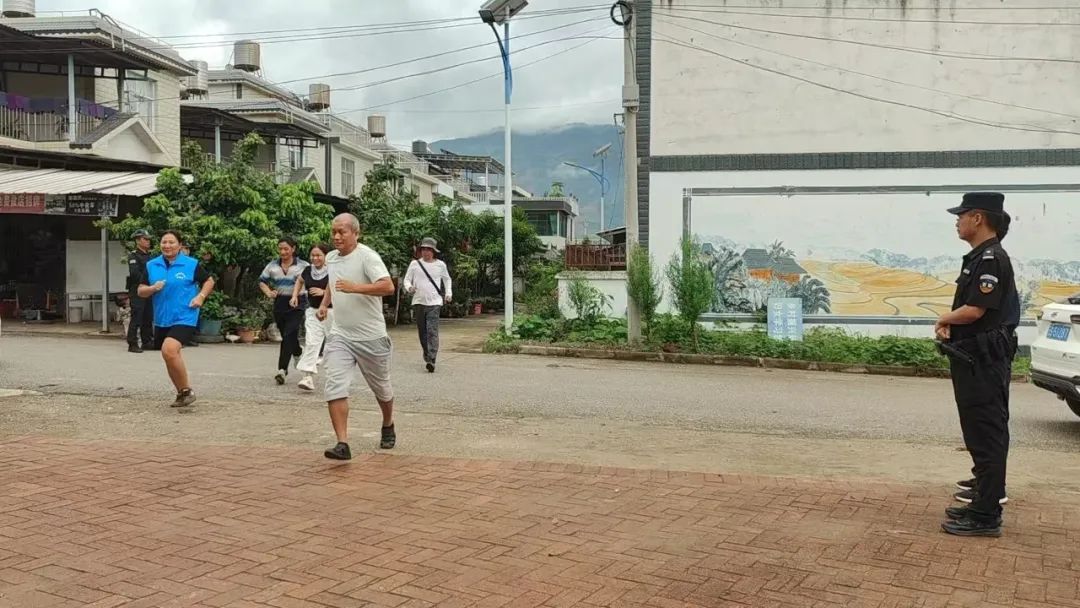 组织群众转移.jpg