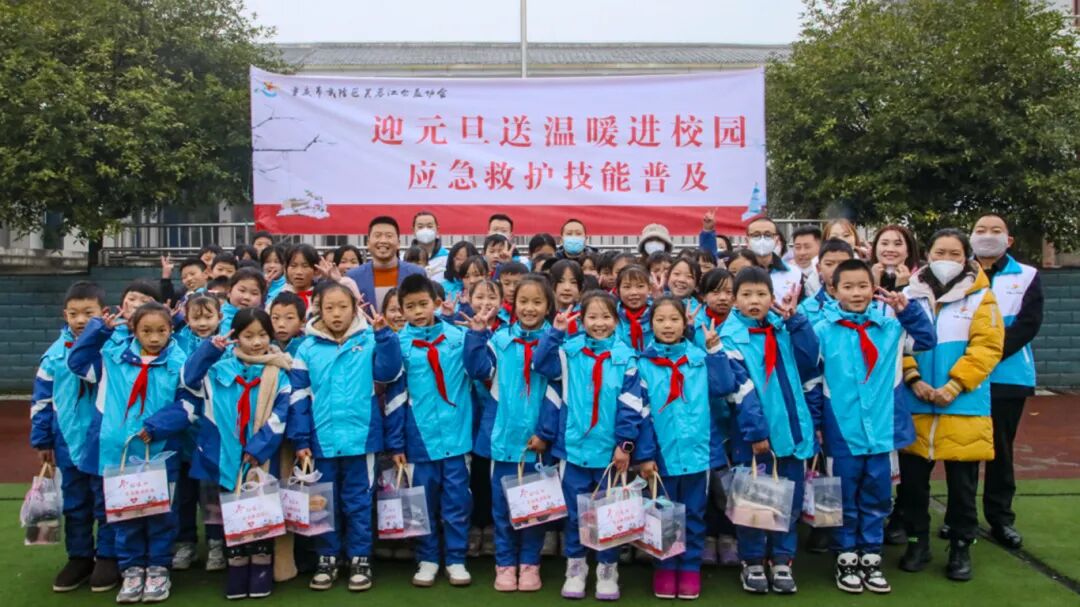 志愿者们走进学校普及应急救护技能并送上节日礼包.jpg