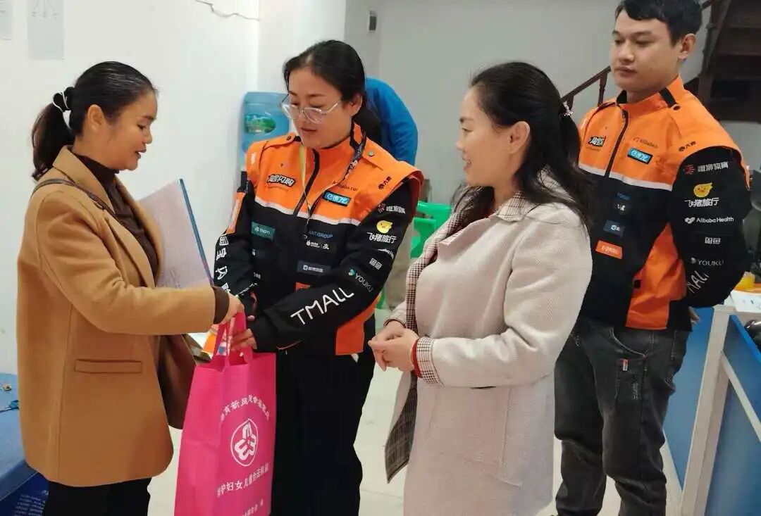 6.走访慰问饿了么女职工.jpg 6.走访慰问饿了么女职工.jpg